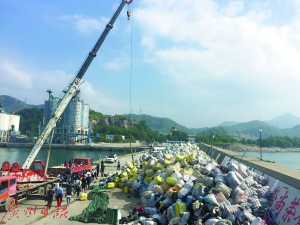 千吨&ldquo;洋垃圾&rdquo;衣物  险经走私流入市场