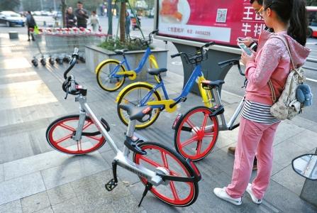 成都街头兴起&ldquo;共享单车&rdquo; 取车难停放乱问题多