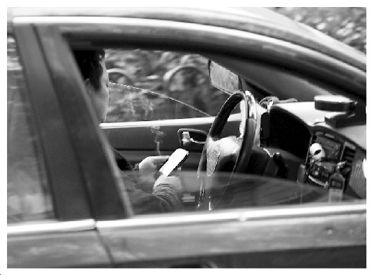 &ldquo;低头族&rdquo;的世界危机四伏