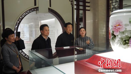 展览现场。北京国中陶瓷艺术馆供图