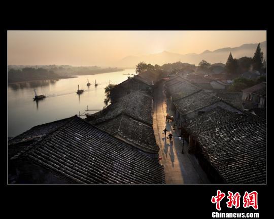 十年接力绘&ldquo;魅力莲都&rdquo; 以画红利惠千万群众