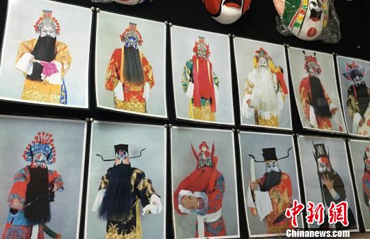 图为陈耀武创作的脸谱。　崔保峰 摄