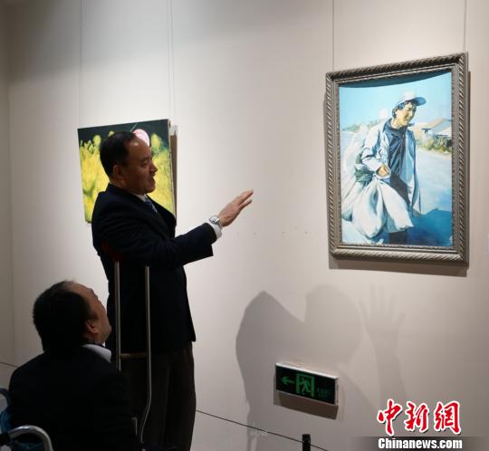 口足画家重庆开展：“书画创作让我找到人生方向”