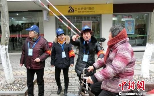 图为热心的乌镇管家。　来源网络 摄