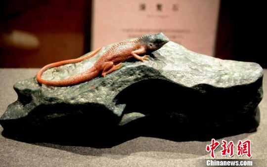 中国玉石雕艺术大师、福建省寿山非物质文化遗产传承人潘惊石的作品《蜥蜴》。　记者刘可耕 摄