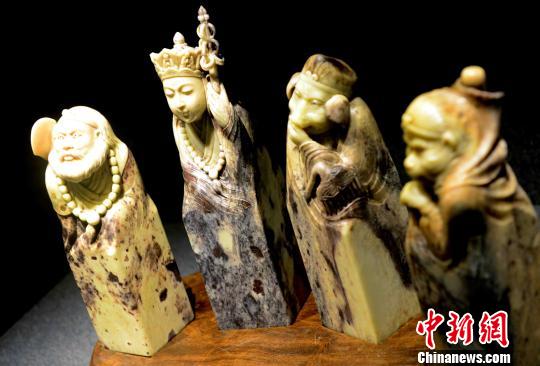 金奖作品《西游记》亮相中国玉石雕百花奖获奖作品巡回展。　记者刘可耕 摄