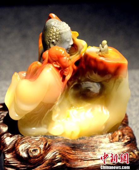 由中国玉石雕艺术大师周金辉创作的金奖作品《信仰》。　记者刘可耕 摄