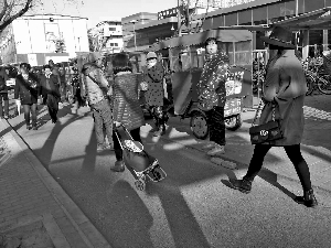 占道逆行拆护栏 黑摩的太猖獗