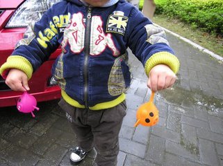 &ldquo;三无&rdquo;玩具危害大：弹珠射伤眼 扇叶划破手指