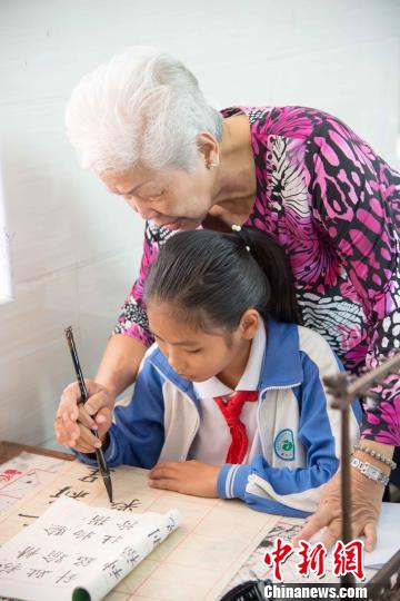 图为台湾书法家谢季芸指导三亚天涯区华丽小学学生写书法。　洪坚鹏 摄