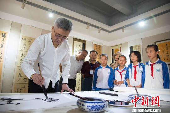 &ldquo;两岸笔会&rdquo;书法家三亚共书20米苏东坡诗词长卷