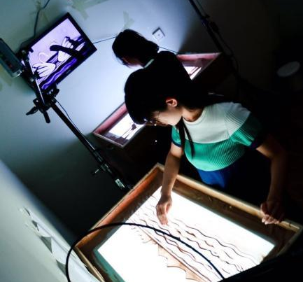 中国互联网流行沙画师 年收入可达十数万