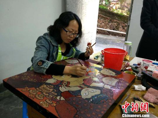 漆画农民画手拉手 福建艺术扶贫助农民画家华丽转身