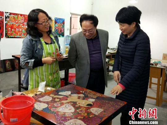 图为来自宁夏的农民画家韩晓莉正在介绍自己的画作。　陈丹妮 摄