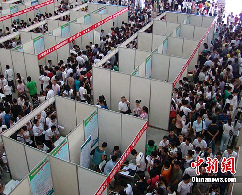 图为招聘会现场人山人海的求职者。<a target='_blank'  data-cke-saved-href='http://www.chinanews.com/' href='http://www.chinanews.com/'>中新社</a>发 付美斌 摄