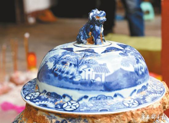 村民迁祖坟时挖出青花瓷坛 疑为清代民窑