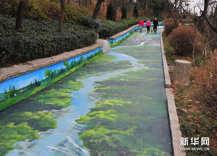 (社会)(2)山东青岛:3D彩绘扮靓城市路