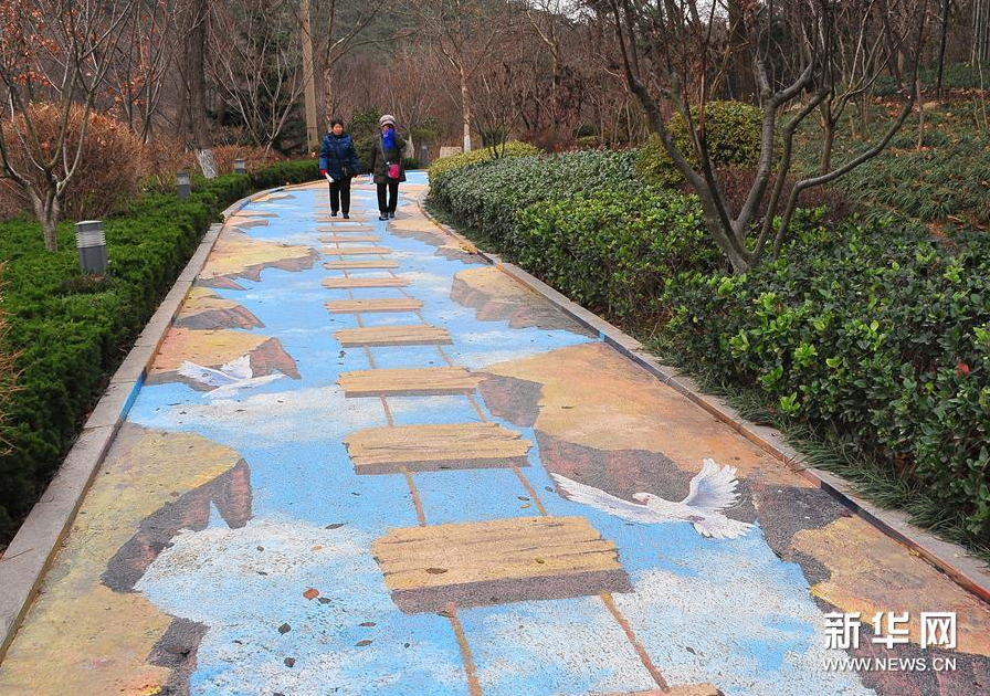 山东青岛：3D彩绘扮靓城市路