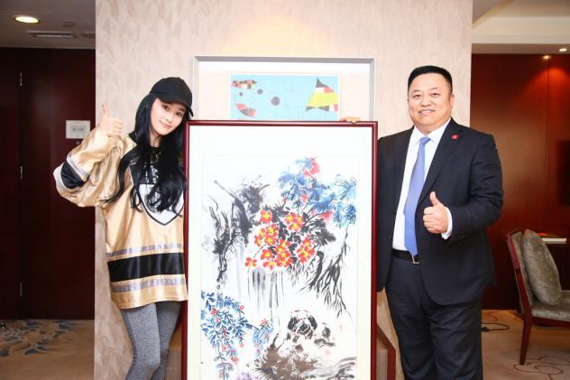 张馨予爱心画作拍出近十万 呼吁关注山区儿童饮水安全