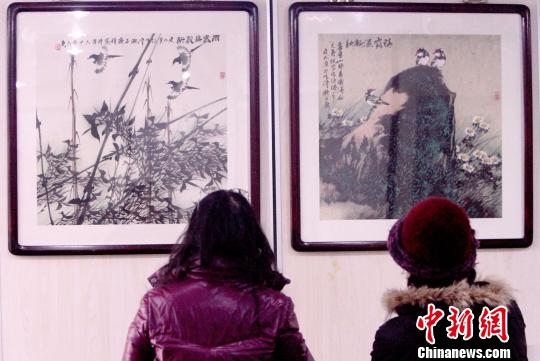 图为艺术爱好者参观史如源花鸟画作品。　张道正 摄