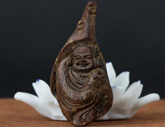 沉香雕刻大师：众里寻他千百度