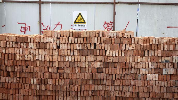 办公室白领不必感慨"砖工月薪3万" "脑体倒挂"挺合适宜