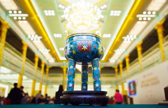 景泰蓝诞生新国礼 缠枝莲纹鼎式炉赠送非盟主席