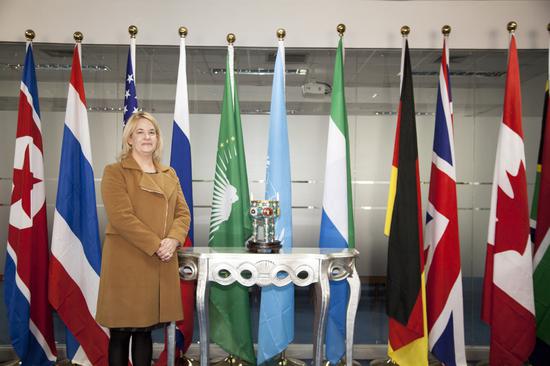 非盟主席顾问戴雷德·尼豪斯与国礼景泰蓝合影