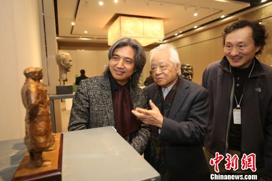 嘉宾参观展览 应妮 摄