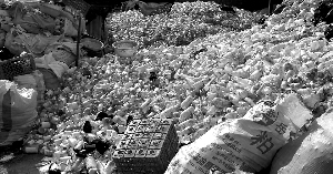 医疗垃圾被制成餐具玩具