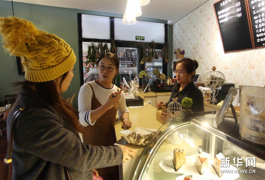 #（社会）（4）“油画蛋糕”绘就大学毕业生返乡创业梦