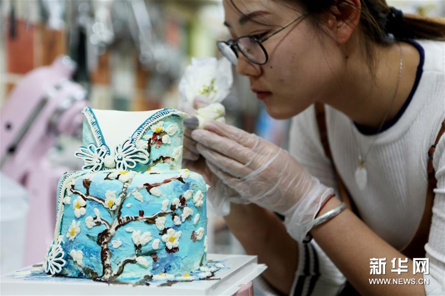 #（社会）（1）“油画蛋糕”绘就大学毕业生返乡创业梦