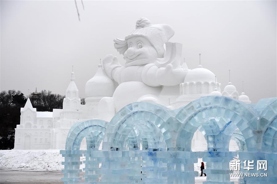 雪博会34米高&ldquo;大雪人&rdquo;完工亮相