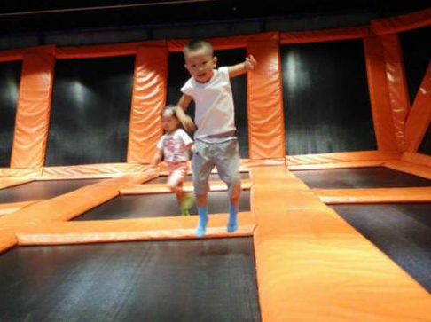 蹦床类游戏设施存风险 10岁男孩玩三次后瘫倒在地