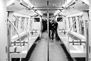 北京首列磁浮列车亮相