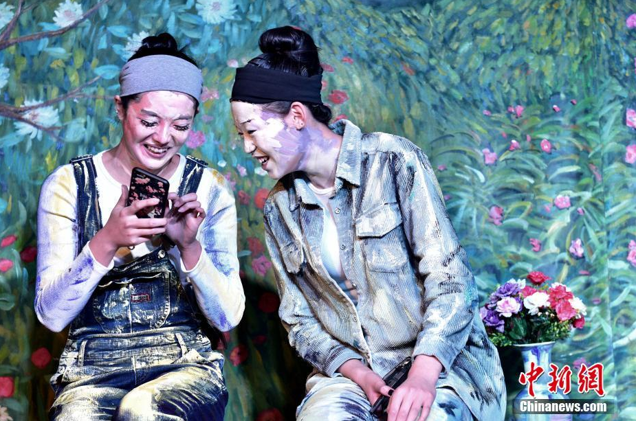 山西上演真人油画秀 &ldquo;画中人&rdquo;真假难辨