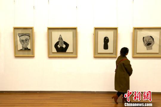 图为民众观赏辰土画。　张远 摄