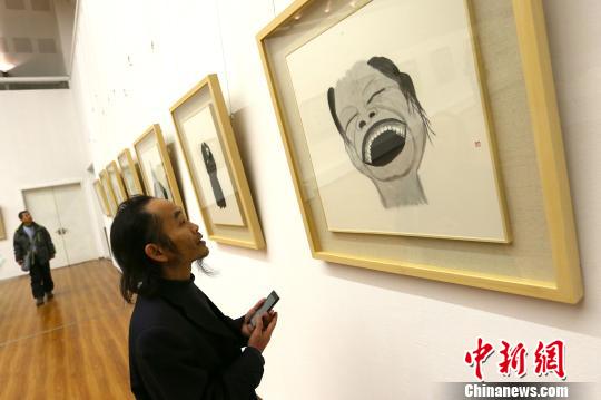 图为民众观赏辰土画。　张远 摄