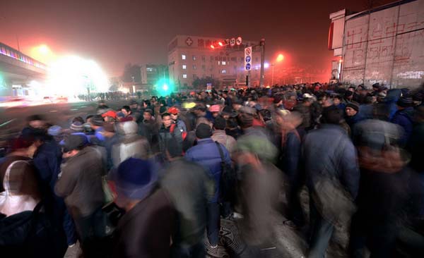 早上4点 3000名农民工在寒风中寻找工作