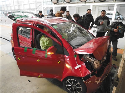 雷丁代步车碰撞后车头变形，数据显示，测试假人受伤明显。本版摄影/新京报记者 王嘉宁