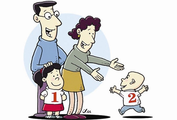 记者调查：全面二孩一周年 生育意愿低何解？