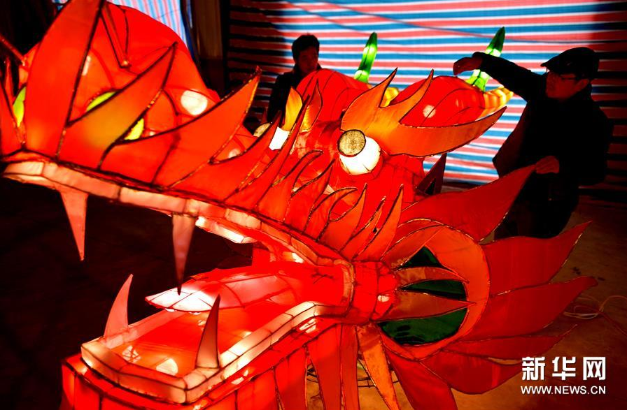 湖北恩施：赶制彩灯迎新春