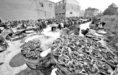 订亲彩礼&ldquo;一动不动&rdquo;压垮两代人 汇集起来可开超市