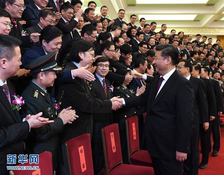 习近平出席国家科学技术奖励大会并为最高奖获得者颁奖
