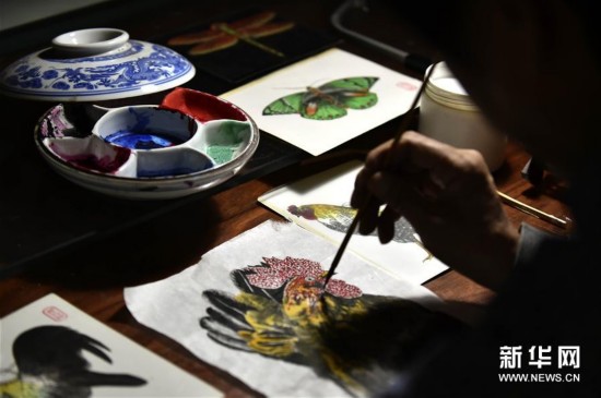 &ldquo;鸡年&rdquo;风筝喜迎中国年 图揭风筝制作过程