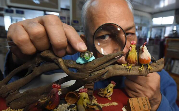 台湾微雕艺术家在1毫米材料上雕刻