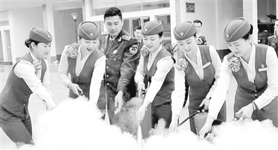 火车上着火咋办？消防员教您自救知识