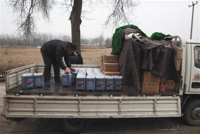 天津逐户排查假调料窝点 造假者发货方式十分隐蔽