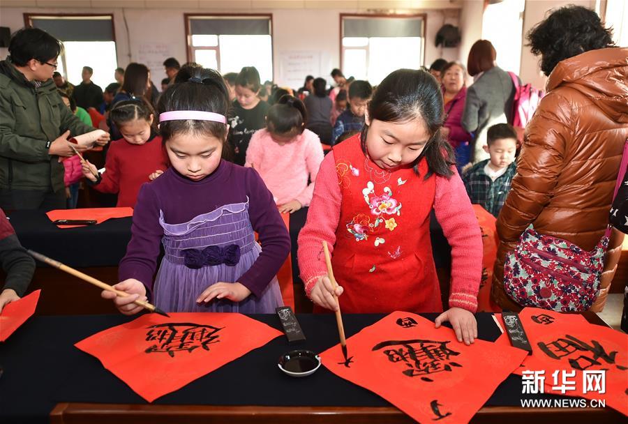 （文化）（2）太原：百名“小书法家”送祝福到社区