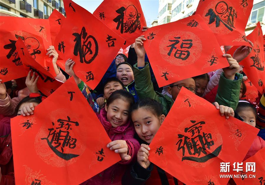 太原：百名&ldquo;小书法家&rdquo;送祝福到社区